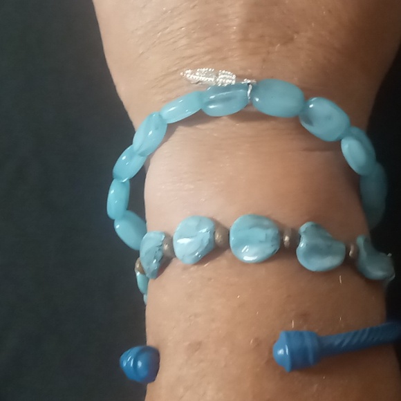 Blue twisted cable cuff bracelet & 2 expandable blue beaded bracelets. - Picture 4 of 10